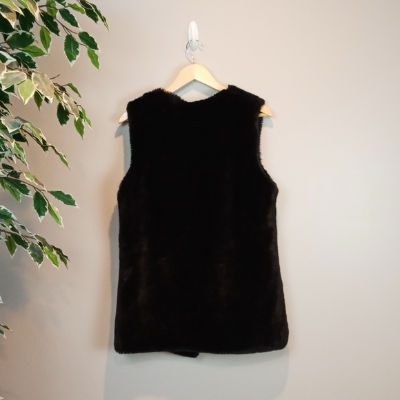 Me Jane // Black Fuzzy Vest - Picture 2 of 3